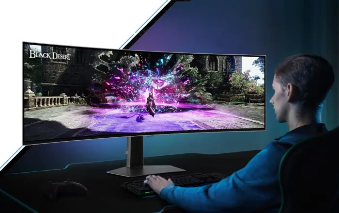 איש יושב מול מסך 49" Odyssey OLED G9 G93SC