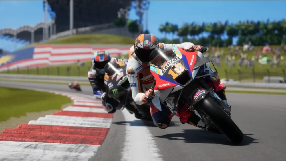 MotoGP25 שני רכבים נוסעים במירוץ וברקע קהל