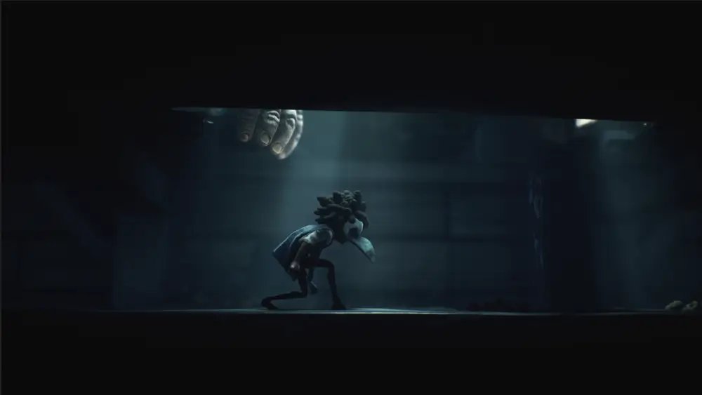 Little Nightmares III Mirror Edition אחת הדמויות הולכת בחושך