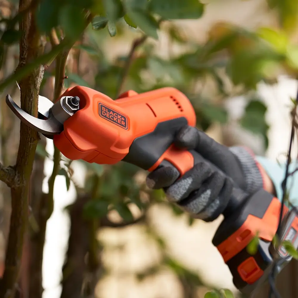 מזמרת גיזום נטענת BCPP18D1-QW מבית Black & Decker