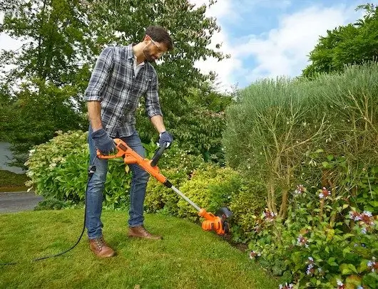 חרמש גוזם חשמלי BESTA525-QS מבית Black & Decker