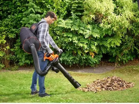 מפוח, מגרסה ושואב עלים חשמלי BEBLV300 מבית Black & Decker