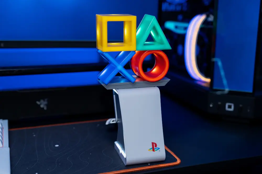 Playstation Heritage - מעמד בעיצוב אייקוני כולל עמדת טעינה