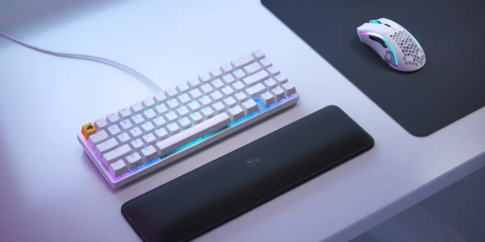 מקלדת גיימינג מכאנית GMMK 2 65 RGB ISO מבית Glorious.