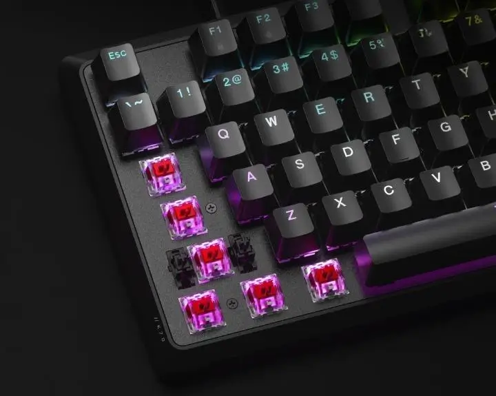 מקלדת מכאנית K70 Core RGB מסגרת אלומיניום ומקשים מוארים 