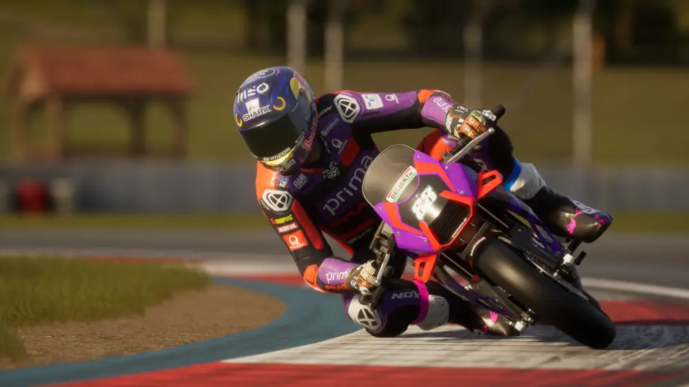 MotoGP25 רכב נוסע בסיבוב על המירוץ