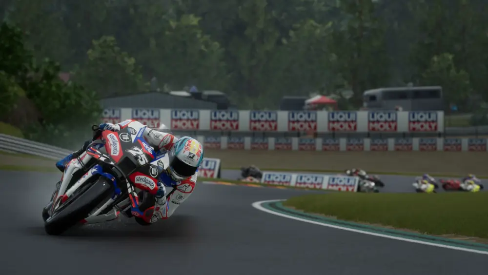 MotoGP25 רכב נוסע במירוץ וברקע דשא