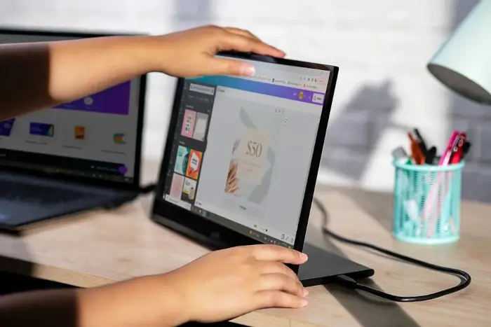 Mobile Pixels Glance - Adjustable viewing angle.