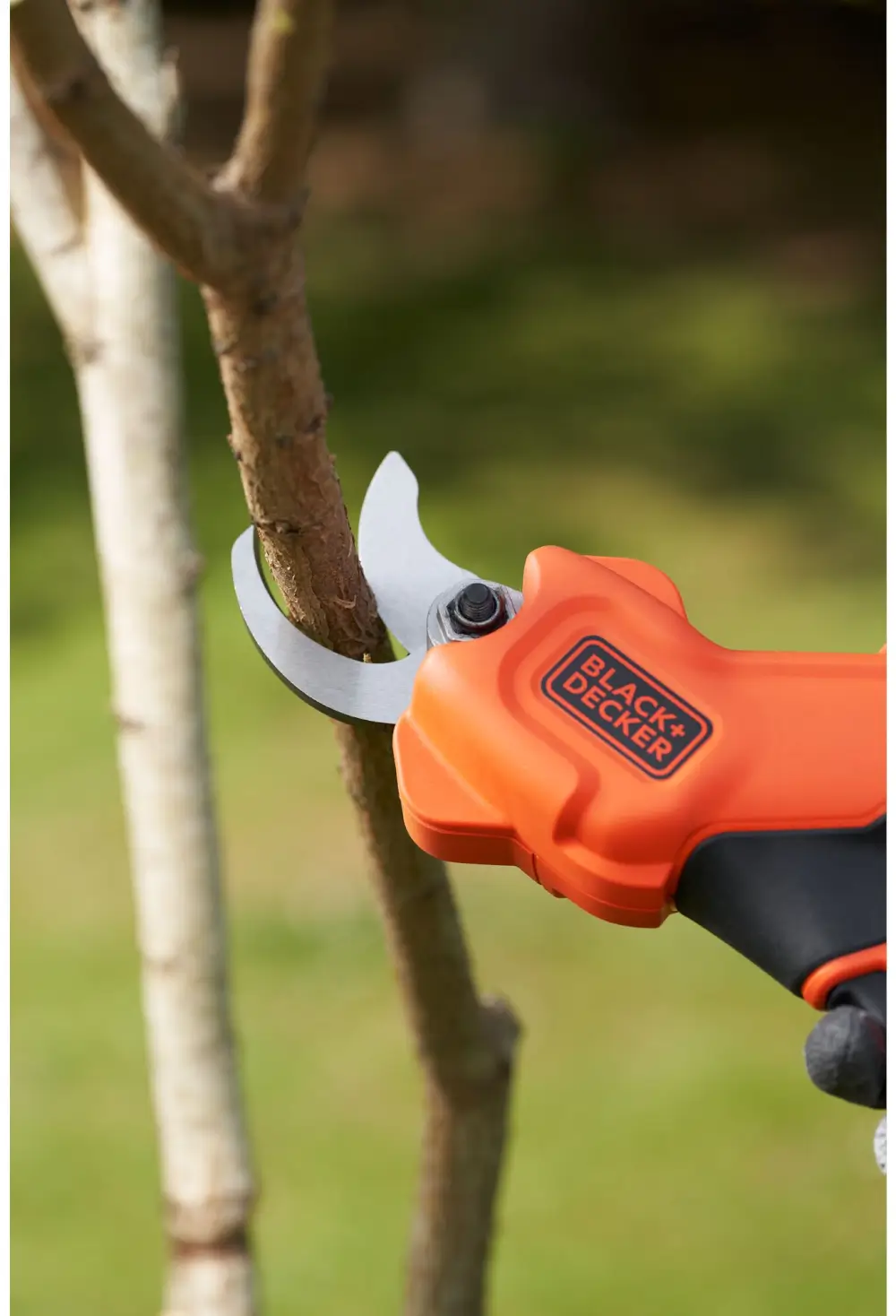 מזמרת גיזום נטענת BCPP18D1-QW מבית Black & Decker