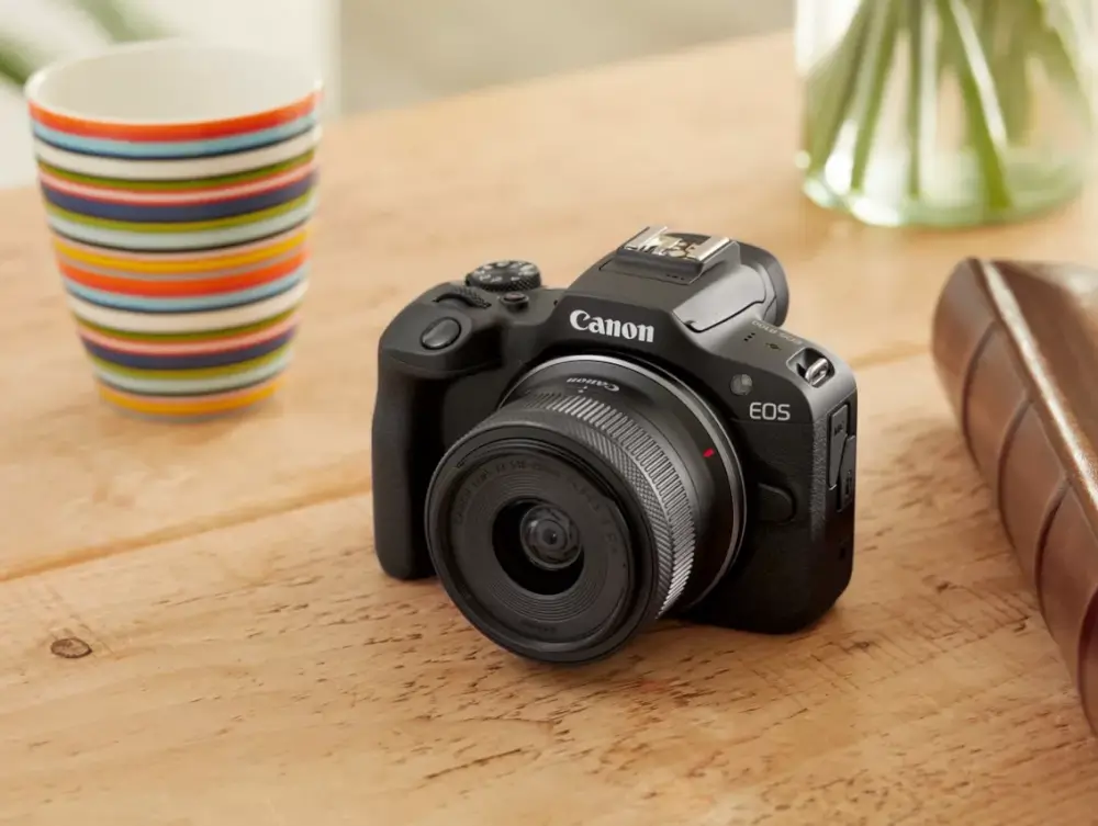 קיט מצלמה ללא מראה EOS R100