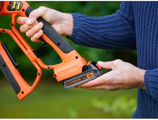 מסור גיזום נטען GKC1000L-QW מבית Black & Decker