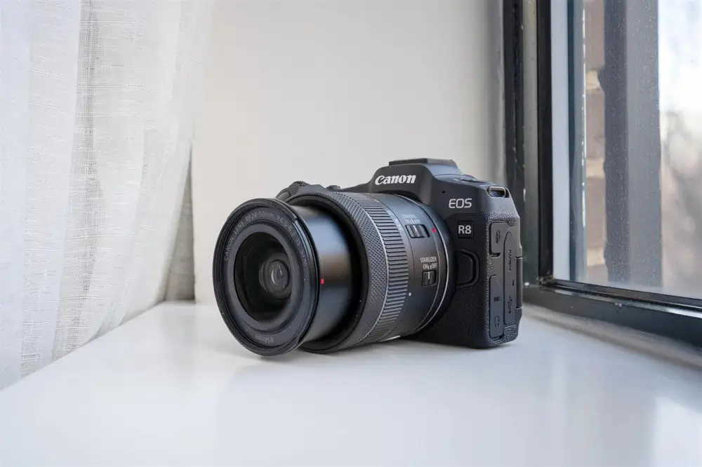 מצלמה דיגיטלית ללא מראה EOS R8 המארז המושלם