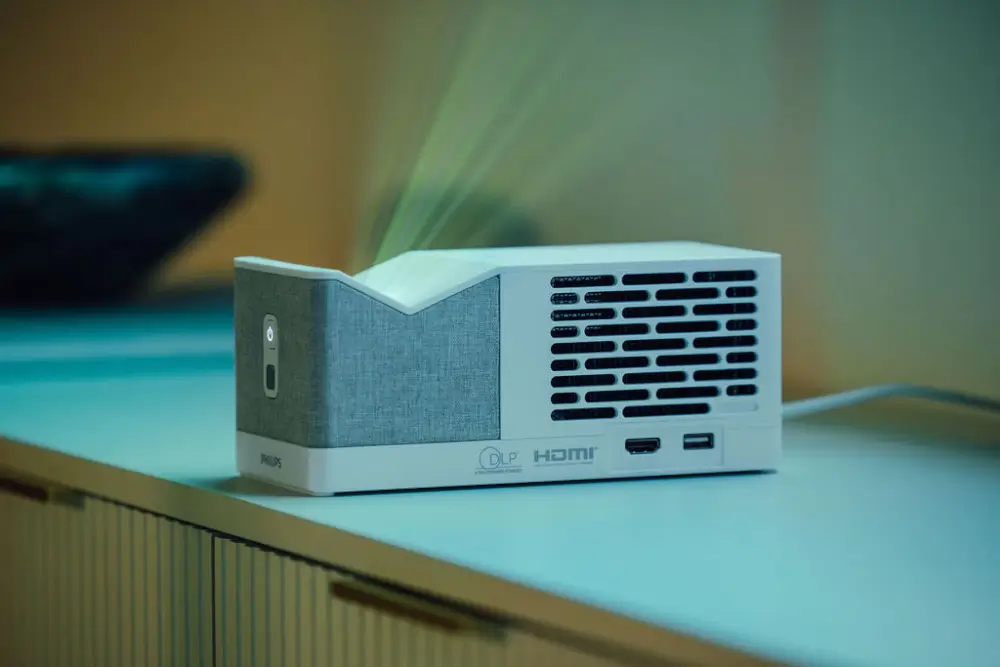 Screeneo UL5 Smart-המקרן על שידה