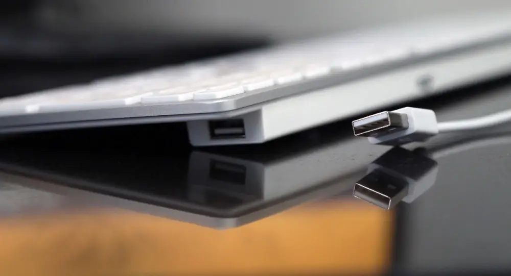 חיבורי USB Matias Wired Aluminum Keyboard