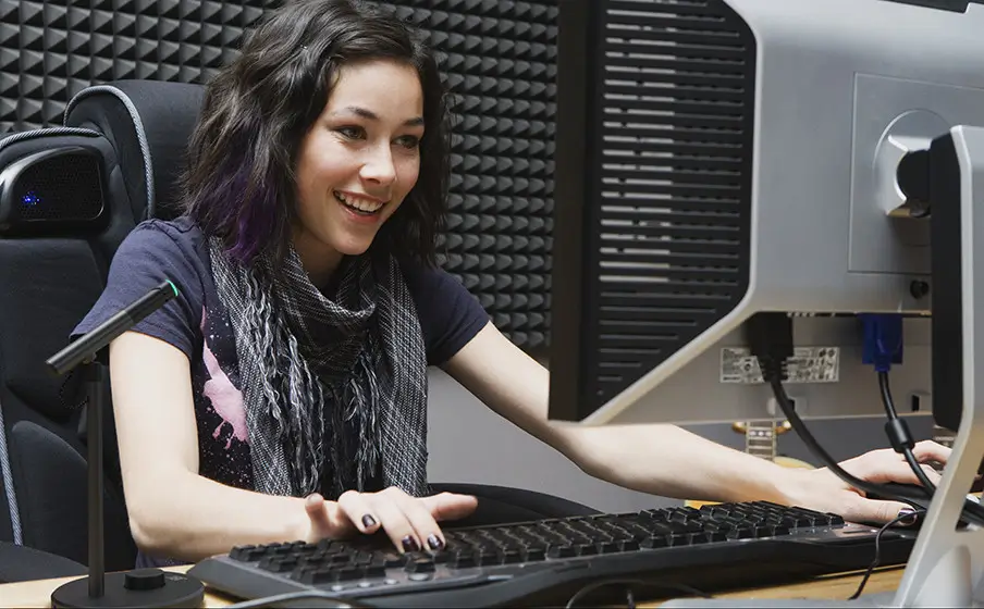 בין אם אתה סטרימר שמשדר את המשחקים שלך ב-Twitch או פודקאסר עם קהל הולך וגדל, JBL Quantum Stream Talk ידאג שהקול שלך יישמע. דפוס האיסוף הקרדיואידי של העיצוב האלגנטי והפונקציונלי הזה הופך אותו למושלם עבור קול בודד, ומבטיח שכל רעשים אקראיים במקומות אחרים בחדר לא יישמעו. בולם זעזועים מובנה במעמד המיקרופון החזק גם עוזר לוודא שהזרמים וההקלטות שלך יהיו נטולי רעשים ככל האפשר. עקוב אחר זרם האודיו באוזניות שלך באמצעות חיבור 3.5 מ