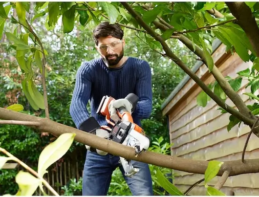 מסור גיזום נטען GKC1000L-QW מבית Black & Decker