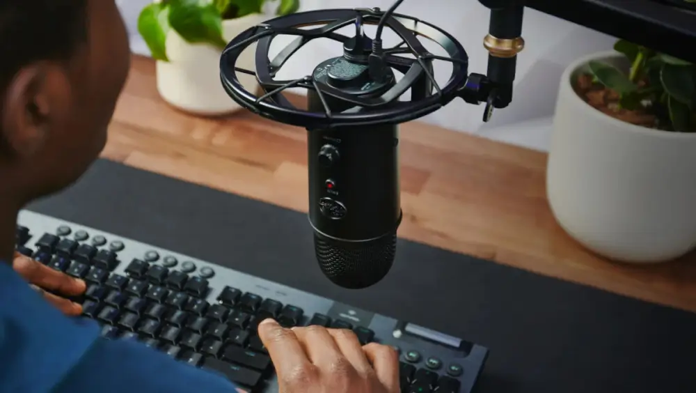 מיקרופון מקצועי דגם Blue Yeti USB מבית Logitech