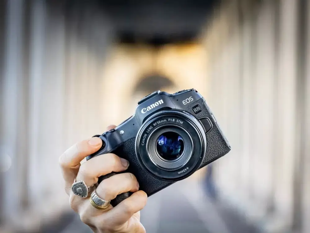 CANON EOS R8 מצלמה 
